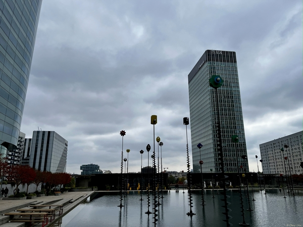 Le quartier de la Défense, côté sud, vue en direction de Neuilly-sur-Seine (France) Le quartier de la Défense, côté sud, vue en direction de Neuilly-sur-Seine (France)
