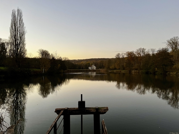 Le Château de la Chasse à la tombée de la nuit (Forêt Domaniale de Montmorency, Île-de-France) Le Château de la Chasse à la tombée de la nuit (Forêt Domaniale de Montmorency, Île-de-France)