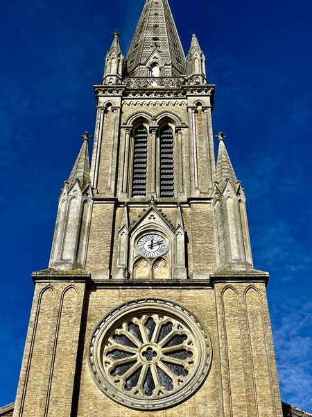 L'église Saint Éloi (Forges-les-Eaux, Normandie) L'église Saint Éloi (Forges-les-Eaux, Normandie)