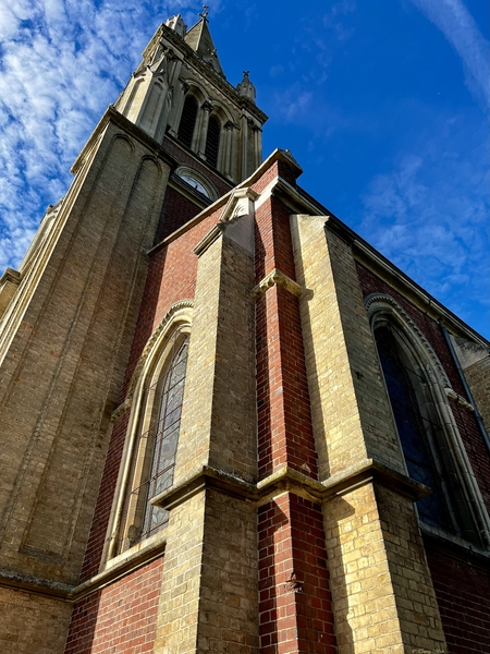 L'église Saint Éloi (Forges-les-Eaux, Normandie) L'église Saint Éloi (Forges-les-Eaux, Normandie)
