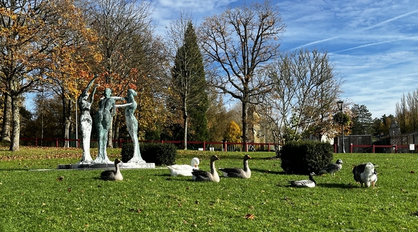 Statue « Les Trois Sources » (Forges-les-Eaux, Normandie) Statue « Les Trois Sources » (Forges-les-Eaux, Normandie)